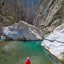 Cañón con agua cristalina