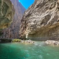 Río entre rocas